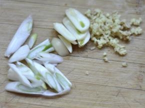 6、葱姜蒜切好备用