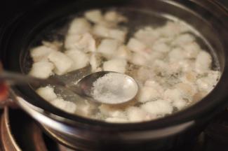 8、烧开后撇去浮沫。