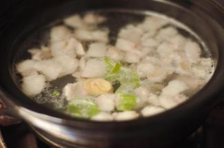 9、放入葱、姜，煲至羊肉烂熟