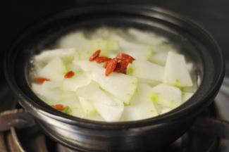 10、加入冬瓜、枸杞