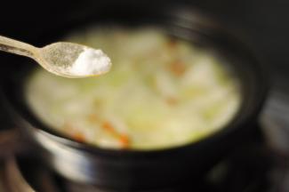 11、调入盐，大火烧开，转小火煲至冬瓜软烂