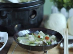 12、出锅后撒上香菜即可