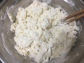 慢慢倒入开水和成絮状