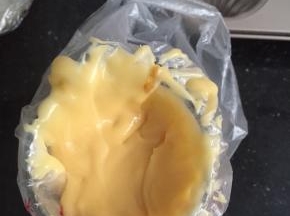 取出冷藏好的面糊，放至一会，装入裱花袋。