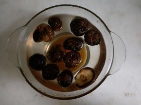 香菇提前半小时用温水泡发。