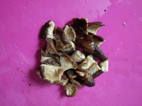 泡发后切小块。