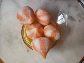 鱼丸提前室温解冻。