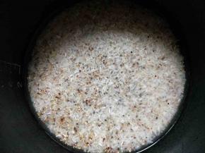 大米和藜麦用水浸泡半小时。