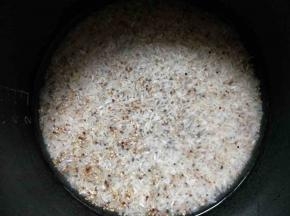 大米和藜麦用水浸泡半小时。