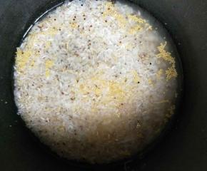 加入小米一起淘洗干净。