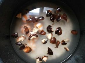 加入鱼丸和香菇，高压锅开启煮粥程序。