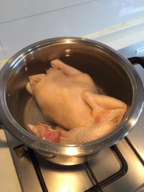 准备一锅清水，锅里水烧开后，关火，然后把洗干净的鸡整个没入锅中，开小火，保持锅里的水不要烧开