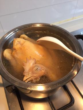 浸泡15分钟后把鸡拿出来