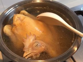 浸泡15分钟后把鸡拿出来