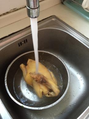 过冷水，然后再放入锅中（注意：水一直要保持不要烧开）