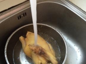 过冷水，然后再放入锅中（注意：水一直要保持不要烧开）