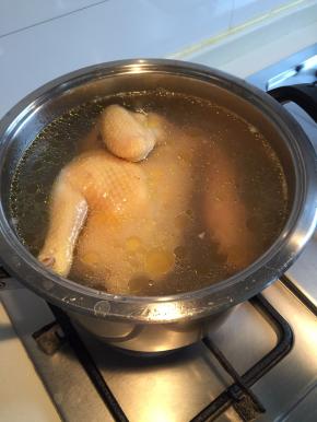 浸泡温热水，过一次冷水，再浸泡回温热水中，如此反复做此步骤五次，最后一次把火关掉，把鸡整个焖在温热水中约10分钟，用筷子戳一下鸡大腿，如无血丝渗出，白切鸡就做好啦