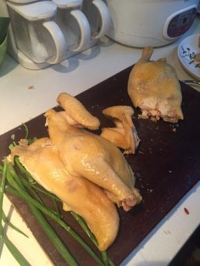 白切鸡放凉后切件装盘