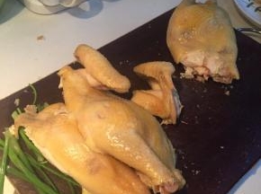 白切鸡放凉后切件装盘