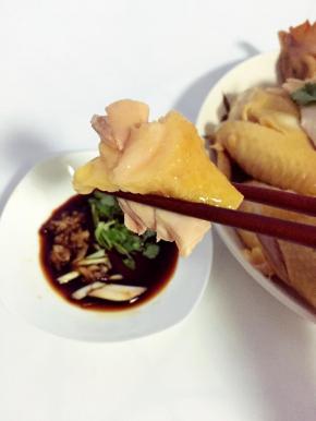 夹上一块白切鸡，点上适量的酱油吃，皮脆肉滑，带着鸡肉的香甜，真的很好吃哦！