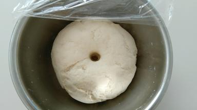 面团发酵至体积两倍大，手指戳一个洞，不回缩，即可。