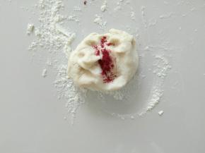 取部分白面团，加入一丢丢红曲米粉。