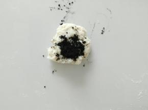 再取部分白面团，加入适量可可粉。