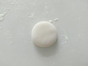 粉红面团，搓成圆形。