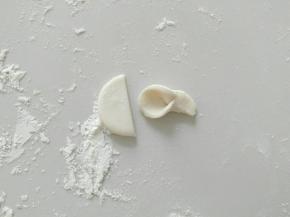 一个圆，平切两半，对折做耳朵。