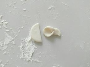 一个圆，平切两半，对折做耳朵。