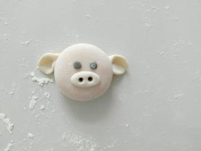 粘上眼睛，鼻子，耳朵。