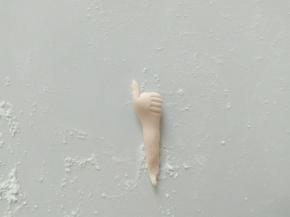 做出竖起大拇指的小手。