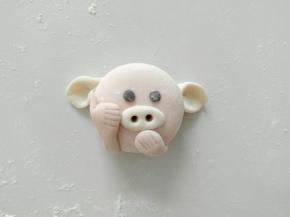 在做一个吃惊的小手，捂住嘴巴。