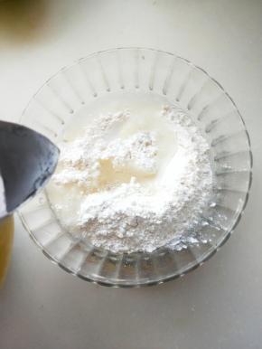 将开水倒入面粉中先用筷子大致搅拌