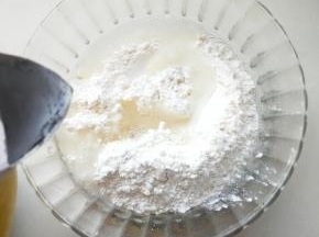 将开水倒入面粉中先用筷子大致搅拌