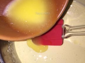 加入融化好的黄油
