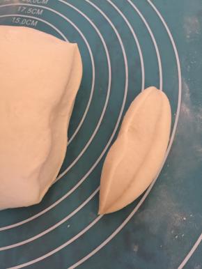 尽量揉到光滑没有气孔，切开无气孔。分成10小份面团