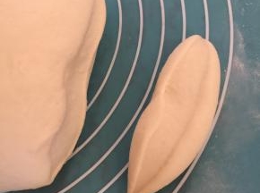 尽量揉到光滑没有气孔，切开无气孔。分成10小份面团