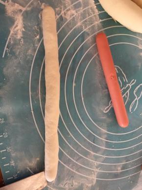 将每个小面团揉成长条柱状