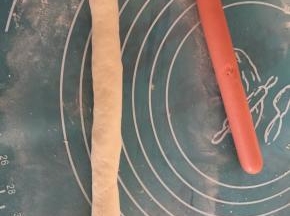 将每个小面团揉成长条柱状