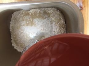 将温水倒入面包桶中