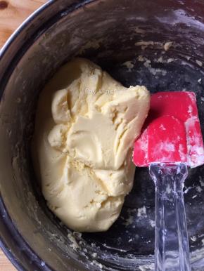 搅拌均匀成面团