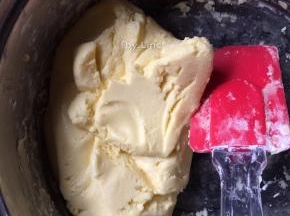 搅拌均匀成面团