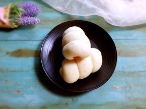 接着大火蒸开后转中火蒸约13分钟即可，关火后间隔几分钟再掀盖，以免回缩或裂开。完成。