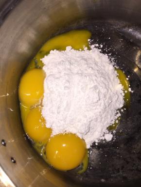 将蛋黄、细砂糖倒入一个盆中，用电动打蛋器打至体积变大，颜色偏淡发白
