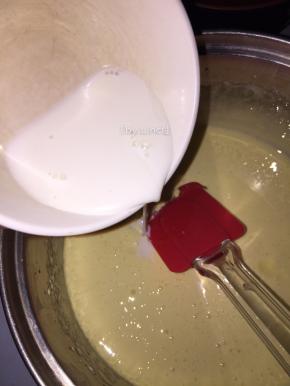 加入牛奶搅拌均匀