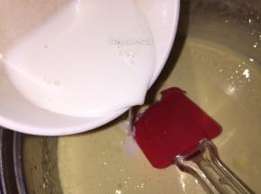 加入牛奶搅拌均匀