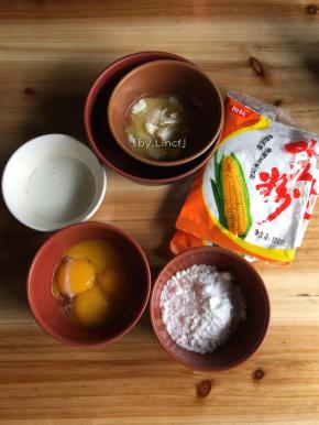 所需食材:
蛋黄60g、细砂糖50g、黄油40g、牛奶30g、玉米淀粉210g