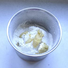 1、将低粉过筛和30g黄油、牛奶混合一起和面。