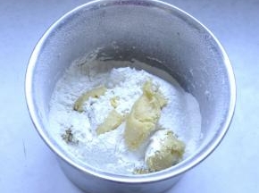 1、将低粉过筛和30g黄油、牛奶混合一起和面。